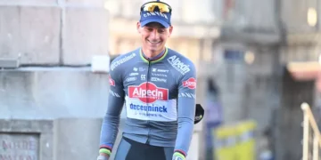 Mathieu van der Poel staat tijdens de Tour de France 2025 volop in de schijnwerpers, maar niet alleen vanwege zijn prestaties op de fiets.