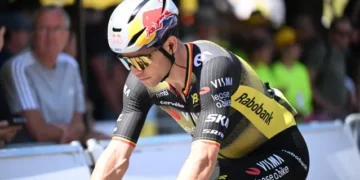 Wout van Aert heeft onlangs zijn onzekerheid uitgesproken over zijn sprintprestaties. Hij gaf toe dat hij niet volledig begrijpt wat zijn snelheid en kracht in de laatste meters van de wedstrijden beïnvloedt.
