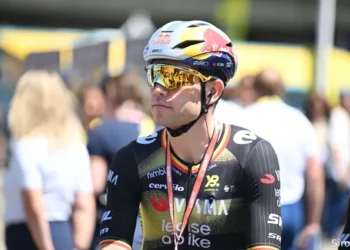 Na een zware etappe in de Tour de France sprak de Belgische renner Wout van Aert voorzichtig optimisme uit over zijn vorm en de komende dagen. De coureur van Team Visma-Lease a Bike, die tot nu toe een moeizame Tour doormaakt, liet vandaag eindelijk weer iets van zijn oude klasse zien, tot vreugde van fans en ploeggenoten.👇