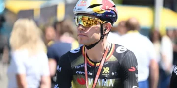 Na een zware etappe in de Tour de France sprak de Belgische renner Wout van Aert voorzichtig optimisme uit over zijn vorm en de komende dagen. De coureur van Team Visma-Lease a Bike, die tot nu toe een moeizame Tour doormaakt, liet vandaag eindelijk weer iets van zijn oude klasse zien, tot vreugde van fans en ploeggenoten.👇