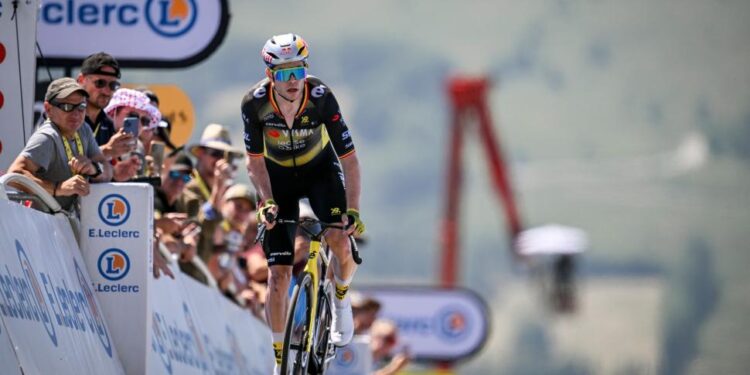 “Ze wilden het risico niet lopen om topsprinters te verliezen”: Wout van Aert haalt uit naar last-minute wijziging in tijdslimiet bergrit