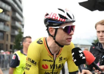 De Belgische wielerster Wout van Aert heeft opnieuw zijn diepe waardering getoond voor de fans die hem door elk hoogtepunt en dieptepunt van zijn carrière blijven steunen. In een hartverwarmende boodschap, gedeeld vlak voor een cruciale etappe in de Ronde van Frankrijk, verklaarde Van Aert…