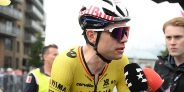 De Belgische wielerster Wout van Aert heeft opnieuw zijn diepe waardering getoond voor de fans die hem door elk hoogtepunt en dieptepunt van zijn carrière blijven steunen. In een hartverwarmende boodschap, gedeeld vlak voor een cruciale etappe in de Ronde van Frankrijk, verklaarde Van Aert…