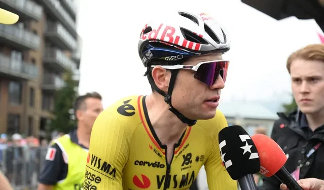 De Belgische wielerster Wout van Aert heeft opnieuw zijn diepe waardering getoond voor de fans die hem door elk hoogtepunt en dieptepunt van zijn carrière blijven steunen. In een hartverwarmende boodschap, gedeeld vlak voor een cruciale etappe in de Ronde van Frankrijk, verklaarde Van Aert…