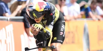 Wout van Aert geeft toe: “Helemaal niet getraind op de tijdritfiets” maar blijft strijdlustig voor de komende etappes