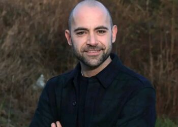 Fans van de langlopende Vlaamse soap ‘Familie’ waren met stomheid geslagen na speculaties dat acteur Jo Hens, die al jarenlang het personage Niko vertolkt, mogelijk de reeks zou verlaten.👇