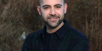 Fans van de langlopende Vlaamse soap ‘Familie’ waren met stomheid geslagen na speculaties dat acteur Jo Hens, die al jarenlang het personage Niko vertolkt, mogelijk de reeks zou verlaten.👇