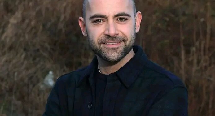 Fans van de langlopende Vlaamse soap ‘Familie’ waren met stomheid geslagen na speculaties dat acteur Jo Hens, die al jarenlang het personage Niko vertolkt, mogelijk de reeks zou verlaten.👇