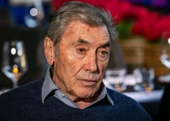 Verdrietig nieuws: Wielerlegende Eddy Merckx is opnieuw in het ziekenhuis opgenomen, wat tot bezorgdheid leidt bij fans over de hele wereld.