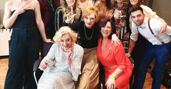 Een onverwachte klap voor de trouwe Thuis-kijkers: meerdere geliefde acteurs hebben bevestigd dat ze definitief vertrekken uit de populaire Eén-serie. Hun personages verdwijnen voor goed uit de soap, en de impact op de verhaallijnen belooft enorm te zijn.