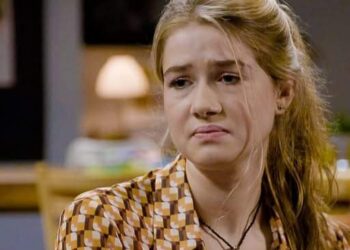 De Belgische actrice Charlotte Sieben heeft openhartig verteld over een ingrijpend moment dat haar zowel fysiek als emotioneel heeft getroffen. De voormalige Familie-ster kwam zwaar ten val tijdens het schaatsen, met als gevolg een gescheurde spier.