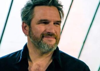 Belgische acteur en zanger Roel Vanderstukken heeft opnieuw harten veroverd, dit keer met een liefdesverklaring. In een recent interview sprak hij vol bewondering over een bijzondere vrouw in zijn leven, die hij omschreef als “zo’n sterke vrouw.” Zijn ontroerende woorden ontketenden veel steun en nieuwsgierigheid bij fans.