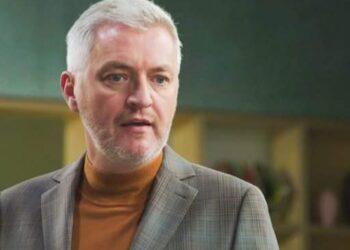 De Belgische acteur Kürt Rogiers heeft openhartig verteld over een ingrijpende ervaring van zijn oudste dochter, Lola. De 54-jarige ster, vooral bekend van zijn rol in Familie, onthulde dat Lola, die studeert om verpleegkundige te worden, tijdens haar stage in een woonzorgcentrum een confronterende situatie meemaakte.Volledige details hier👇