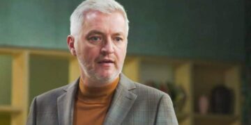 De Belgische acteur Kürt Rogiers heeft openhartig verteld over een ingrijpende ervaring van zijn oudste dochter, Lola. De 54-jarige ster, vooral bekend van zijn rol in Familie, onthulde dat Lola, die studeert om verpleegkundige te worden, tijdens haar stage in een woonzorgcentrum een confronterende situatie meemaakte.Volledige details hier👇