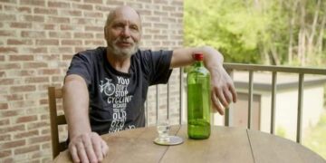 Familie-acteur Jef De Smedt heeft een aangrijpend verhaal gedeeld over een vakantie die bijna zijn leven heeft gekost. Wat begon als een rustige familietrip naar de Zwitserse Alpen, eindigde in een levensgevaarlijk avontuur dat hij naar eigen zeggen nooit zal vergeten.