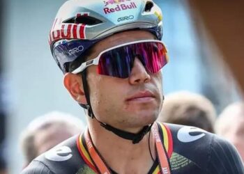 De Belgische wielerwereld gonst van de geruchten nu Wout van Aert opnieuw wordt genoemd in verband met een mogelijke transfer. Aanleiding is het vertrek van Remco Evenepoel bij Soudal Quick-Step, dat sportief een aderlating betekent maar financieel juist ruimte schept voor nieuwe aankopen.