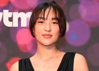 Het 35ste seizoen van Familie ging maandagavond van start en hield de kijkers meteen op het puntje van hun stoel. De aflevering combineerde emotie en spanning, waarbij de tragische dood van Yoko diende als een schokkend hoogtepunt.