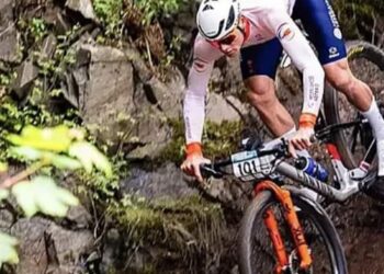 Mathieu van der Poel’s langverwachte terugkeer naar het mountainbiken staat op losse schroeven, slechts enkele weken voor het Wereldkampioenschap in Zwitserland.volledige details hier👇