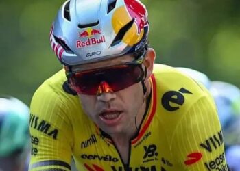 Wout van Aert heeft zijn definitieve wedstrijdprogramma voor het seizoen 2025 bekendgemaakt, en dat bevat enkele onverwachte keuzes. Na eerder deze zomer te hebben deelgenomen aan de Ronde van Duitsland, heeft de Belgische ster besloten zich voor de rest van het jaar volledig te concentreren op eendagskoersen.