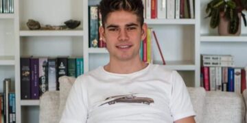 Heeft Wout van Aert een geheim plan in gedachten? Het lijkt er wel op—al zal niet iedereen blij zijn met wat de Belgische wielrenner van plan is👇.