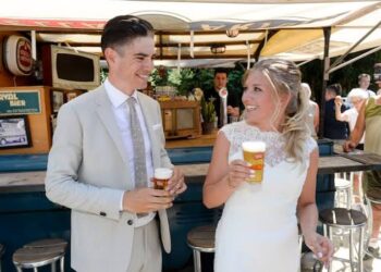 De Belgische wielerster Wout van Aert en zijn vrouw, Sarah De Bie, hebben openhartig gesproken over hun relatie en teruggeblikt op de jaren die zij samen hebben gedeeld, gevuld met liefde, lachen en stille opofferingen.