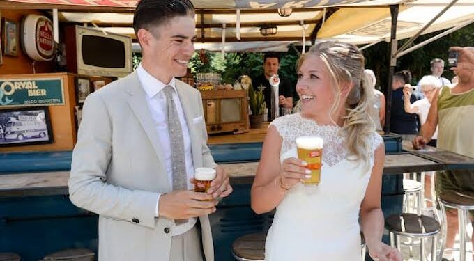 De Belgische wielerster Wout van Aert en zijn vrouw, Sarah De Bie, hebben openhartig gesproken over hun relatie en teruggeblikt op de jaren die zij samen hebben gedeeld, gevuld met liefde, lachen en stille opofferingen.