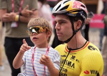 “Papa, ga jij altijd winnen?” — Een nieuwe Visma-documentaire legt een hartverwarmend moment vast tussen Wout van Aert en zijn zoontje.