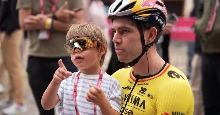 “Papa, ga jij altijd winnen?” — Een nieuwe Visma-documentaire legt een hartverwarmend moment vast tussen Wout van Aert en zijn zoontje.