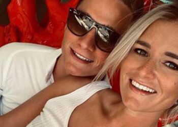 Wielerster Mathieu van der Poel heeft harten veroverd met een ontroerend openbaar eerbetoon aan zijn langdurige partner, Roxanne Bertels. Het gebaar, vol warmte en oprechtheid, vierde de blijvende liefde en wederzijdse steun van het koppel tijdens de hoogte- en dieptepunten van zijn carrière.