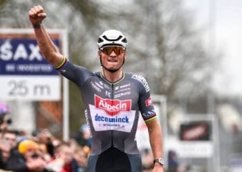 Mathieu van der Poel heeft de wielerwereld verrast met een opmerkelijke aankondiging. De Nederlandse alleskunner, die zijn stempel heeft gedrukt op wegwielrennen, veldrijden en mountainbiken, onthulde dat er “groot nieuws” aankomt.