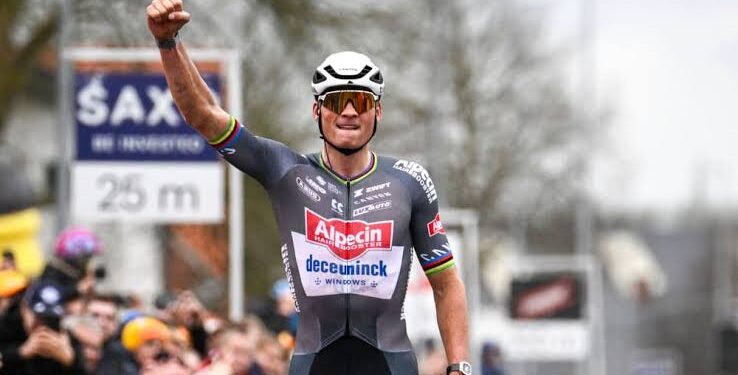 Mathieu van der Poel heeft de wielerwereld verrast met een opmerkelijke aankondiging. De Nederlandse alleskunner, die zijn stempel heeft gedrukt op wegwielrennen, veldrijden en mountainbiken, onthulde dat er “groot nieuws” aankomt.