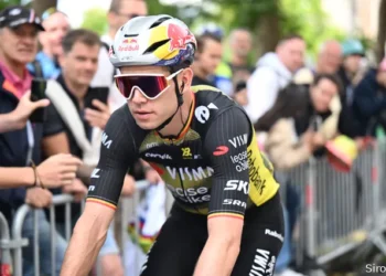 Wout van Aert heeft aangekondigd dat hij dit najaar niet zal deelnemen aan het Europees Kampioenschap of het Wereldkampioenschap wielrennen 2025. De kopman van Team Visma | Lease a Bike kiest voor een lichter wedstrijdprogramma na een intens seizoen waarin hij op meerdere fronten actief was.