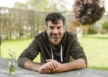 ‘Familie’-acteur Jan Van den Bosch kondigt gezinsuitbreiding aan: ‘BABY….’