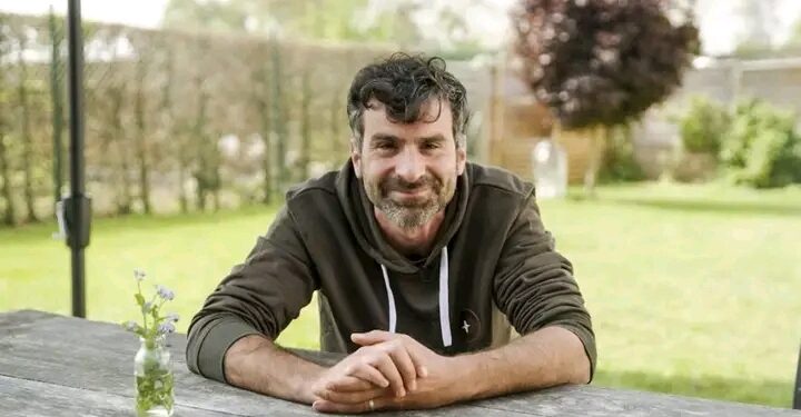 ‘Familie’-acteur Jan Van den Bosch kondigt gezinsuitbreiding aan: ‘BABY….’