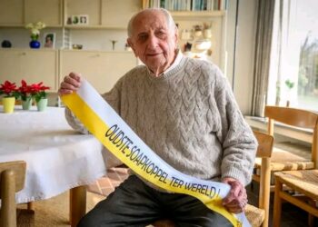 De 97-jarige Belgische acteur Ray Verhaeghe, vooral bekend als Albert in Familie, heeft eindelijk het stilzwijgen doorbroken over zijn toekomst in de reeks. Fans speculeren of hij verdergaat of afscheid neemt.