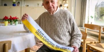 De 97-jarige Belgische acteur Ray Verhaeghe, vooral bekend als Albert in Familie, heeft eindelijk het stilzwijgen doorbroken over zijn toekomst in de reeks. Fans speculeren of hij verdergaat of afscheid neemt.