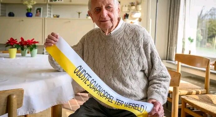 De 97-jarige Belgische acteur Ray Verhaeghe, vooral bekend als Albert in Familie, heeft eindelijk het stilzwijgen doorbroken over zijn toekomst in de reeks. Fans speculeren of hij verdergaat of afscheid neemt.