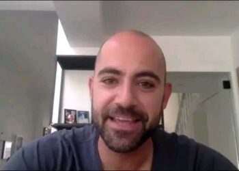 Goed nieuws: Jo Hens onthult nieuwe vriendin – Ze is een bekende zangeres….