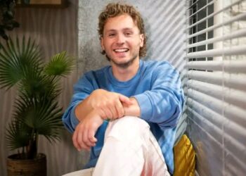 Familie-acteur Maarten Cop openhartig: zo ziet zijn toekomst met zijn vriendin eruit  – “Kinderen? Voorlopig houden we het bij onze twee konijnen”