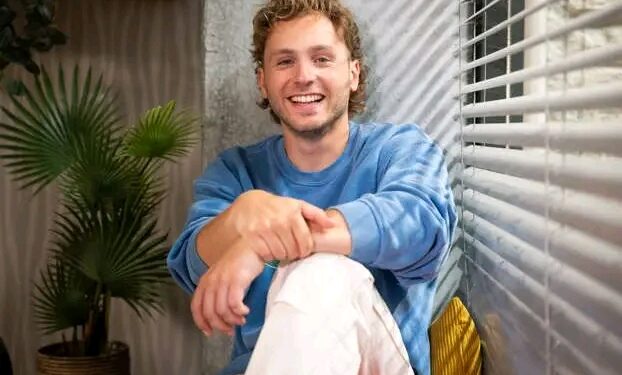 Familie-acteur Maarten Cop openhartig: zo ziet zijn toekomst met zijn vriendin eruit  – “Kinderen? Voorlopig houden we het bij onze twee konijnen”