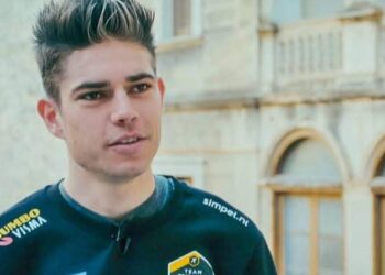 Gefeliciteerd: De Belgische wielerster Wout van Aert is officieel gekroond tot de beste wielrenner ter wereld in 2025, een erkenning die zijn status bevestigt als een van de meest complete en dominante renners van zijn generatie.