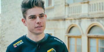 Gefeliciteerd: De Belgische wielerster Wout van Aert is officieel gekroond tot de beste wielrenner ter wereld in 2025, een erkenning die zijn status bevestigt als een van de meest complete en dominante renners van zijn generatie.
