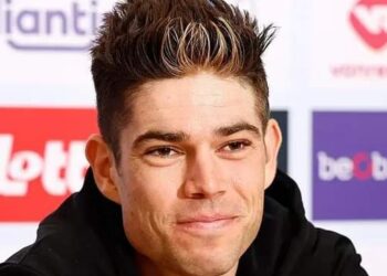 Wout van Aert heeft zijn plannen voor de komende periode uit de doeken gedaan, terwijl de Belgische ster zich opmaakt voor de laatste koersen van zijn wegseizoen 2025. Na een vlucht die bijna in een nachtmerrie veranderde, is Van Aert veilig in Canada aangekomen. Daar rijdt hij dit weekend de Grote Prijzen van Quebec en Montreal, voordat hij zijn seizoen afsluit met de Super 8 Classic.