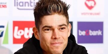 Wout van Aert heeft zijn plannen voor de komende periode uit de doeken gedaan, terwijl de Belgische ster zich opmaakt voor de laatste koersen van zijn wegseizoen 2025. Na een vlucht die bijna in een nachtmerrie veranderde, is Van Aert veilig in Canada aangekomen. Daar rijdt hij dit weekend de Grote Prijzen van Quebec en Montreal, voordat hij zijn seizoen afsluit met de Super 8 Classic.