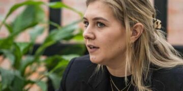 Sarah De Bie, de echtgenote van Wout van Aert, is misschien wel de meest bekende “wielervrouw” van België. En nu deelt Sarah een pijnlijke waarheid over haar leven.