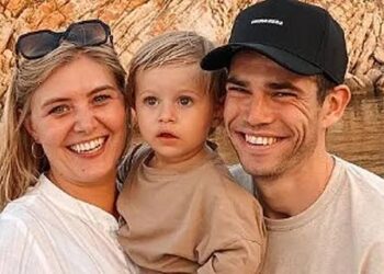 Wielerster Wout van Aert en zijn vrouw Sarah De Bie hebben hun fans verrast met schokkend maar vreugdevol nieuws. Het koppel, dat al lang bewonderd wordt om hun sterke band en openlijke uitingen van liefde, deelde een ontroerende aankondiging die al snel felicitaties opleverde uit alle hoeken van de sportwereld en daarbuiten.