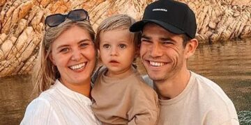 Wielerster Wout van Aert en zijn vrouw Sarah De Bie hebben hun fans verrast met schokkend maar vreugdevol nieuws. Het koppel, dat al lang bewonderd wordt om hun sterke band en openlijke uitingen van liefde, deelde een ontroerende aankondiging die al snel felicitaties opleverde uit alle hoeken van de sportwereld en daarbuiten.