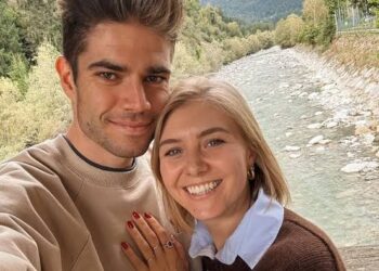In een hartverwarmend toonbeeld van genegenheid heeft wielersensatie Wout van Aert opnieuw bewezen dat liefde geen grenzen kent. Terwijl hij zijn duurzame relatie met Sarah De Bie vierde, deelde de atleet een oprecht eerbetoon dat al snel de aandacht van fans over de hele wereld wist te trekken.