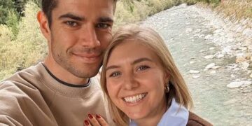 In een hartverwarmend toonbeeld van genegenheid heeft wielersensatie Wout van Aert opnieuw bewezen dat liefde geen grenzen kent. Terwijl hij zijn duurzame relatie met Sarah De Bie vierde, deelde de atleet een oprecht eerbetoon dat al snel de aandacht van fans over de hele wereld wist te trekken.