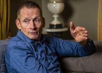 In een diep ontroerend moment dat ver voorbij de wielerwereld weerklonk, verraste Mathieu van der Poel zijn vader, voormalig wielerkampioen Adrie van der Poel, met een emotioneel geschenk en een oprechte boodschap van dankbaarheid.